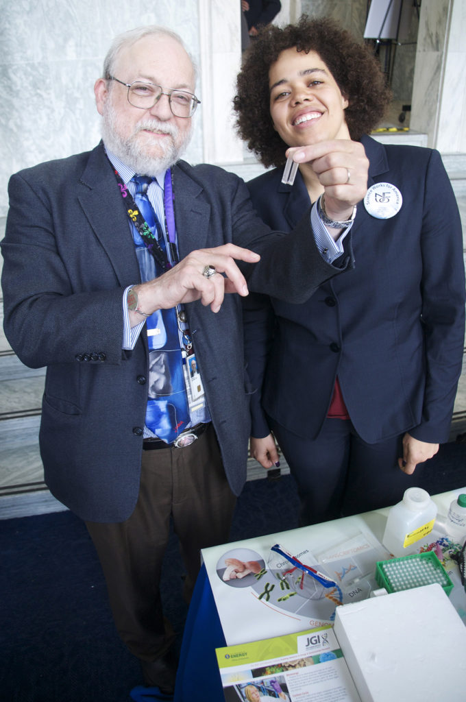 Dan Drell at the 2014 NUFO User Science Exhibition for the U.S. House of Representatives with former JGI postdoctoral fellow Sarah Richardson (right), now a Cyclotron Road Fellow and Chief Scientific Officer of Microbyre.