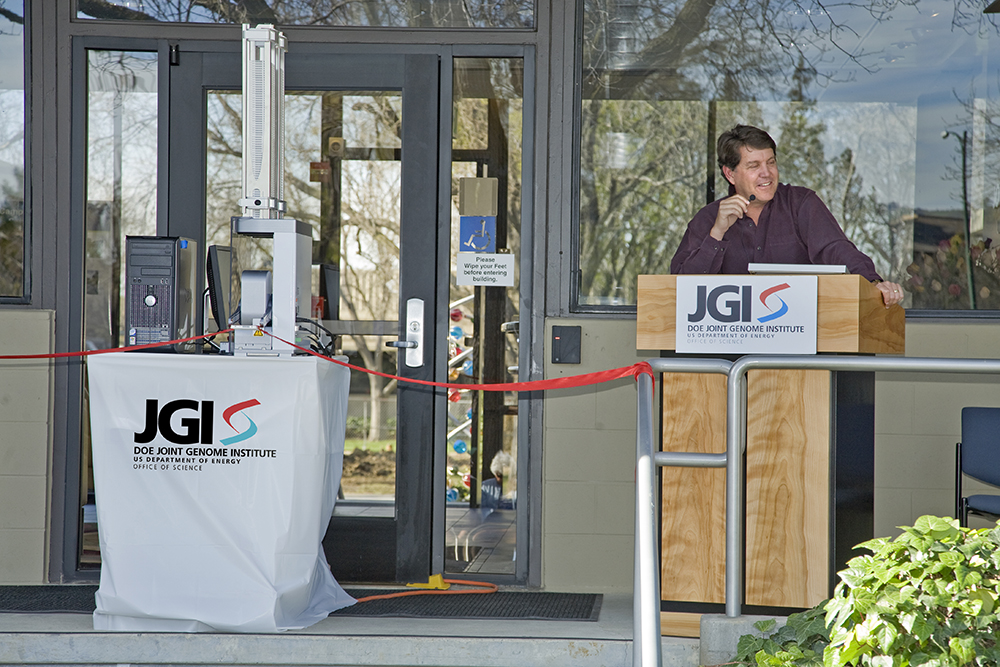 Ray Turner at the 2008 JGI ribbon cutting ceremony for the renovated building in Walnut Creek.