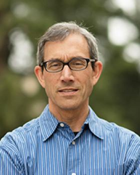 Kris Niyogi, plant and microbial biologist at UC Berkeley and Berkeley Lab’s Biosciences Area Molecular Biophysics and Integrated Bioimaging Division. (Peter Barreras)